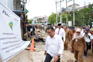 Foto : Pj Gubernur Akmal Malik melakukan peninjauan proyek Terowongan Samarinda