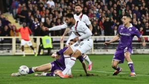Kemenangan AC Milan atas Fiorentina, dengan skor tipis 2-1.