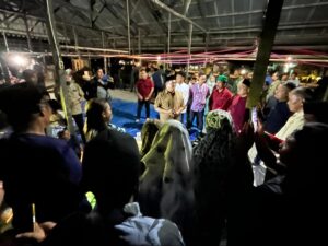 Foto: Wakil Bupati Kukar, Rendi Solihin langsung turun tangan dengan mendatangi lokasi kebakaran di Sebulu. Ia datang dengan membawa sejumlah bantuan berupa sembako dan paket bantuan lainnya.