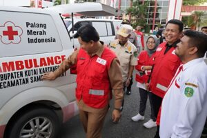 Foto: Sekkab kukar, Sunggono bersama relawan PMI Kukar (Istimewa)