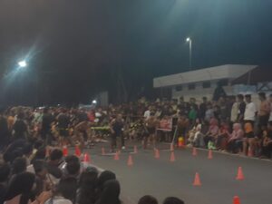 Foto: Jalan Mayjen Sutoyo di Tenggarong, Kutai Kartanegara, mulai sesak memasuki tengah malam. Ratusan warga berkumpul di jalan tersebut. Mereka bersiap menyaksikan balap lari bertajuk Run Street Ramadhan Cup 2024.