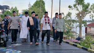 Foto: Wakil Bupati Kukar, Remdi Solihin saat melaksanakan Safari Ramadan ke Desa Pela. (Istimewa)