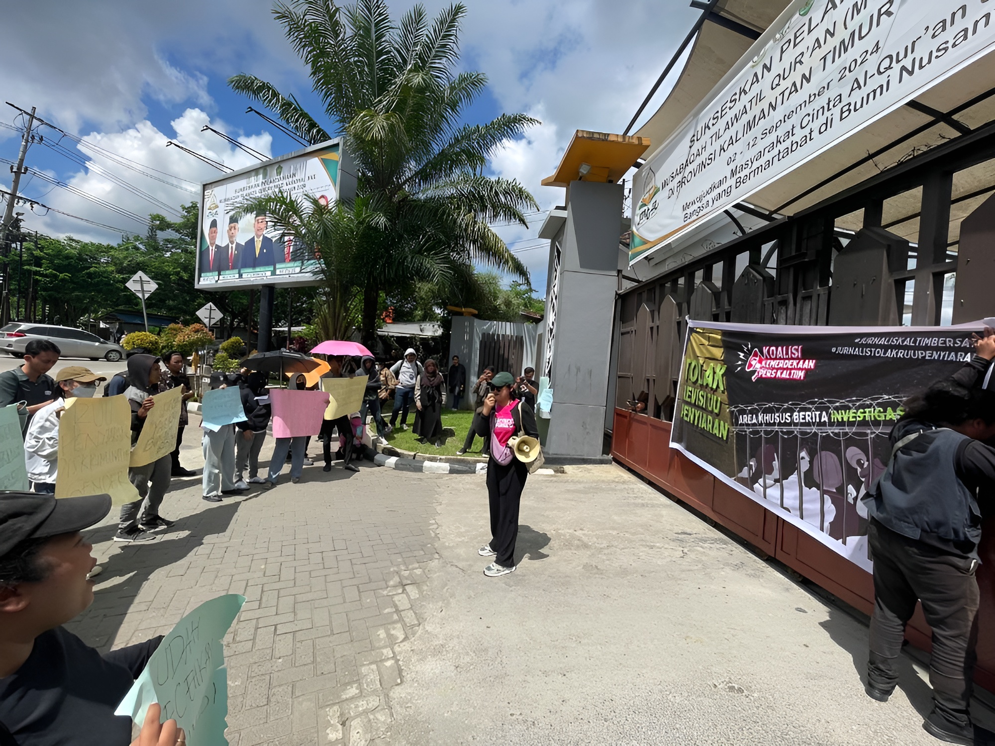 Koalisi Kemerdekaan Pers Kaltim menggelar aksi unjuk rasa di depan Karang Paci pada Rabu (29/5/2024)