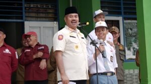 Foto: Momen Bupati Edi Damansyah berikan bantuan program Beasiswa Kukar Idaman kepada pelajar dan mahasiswa. (Istimewa)