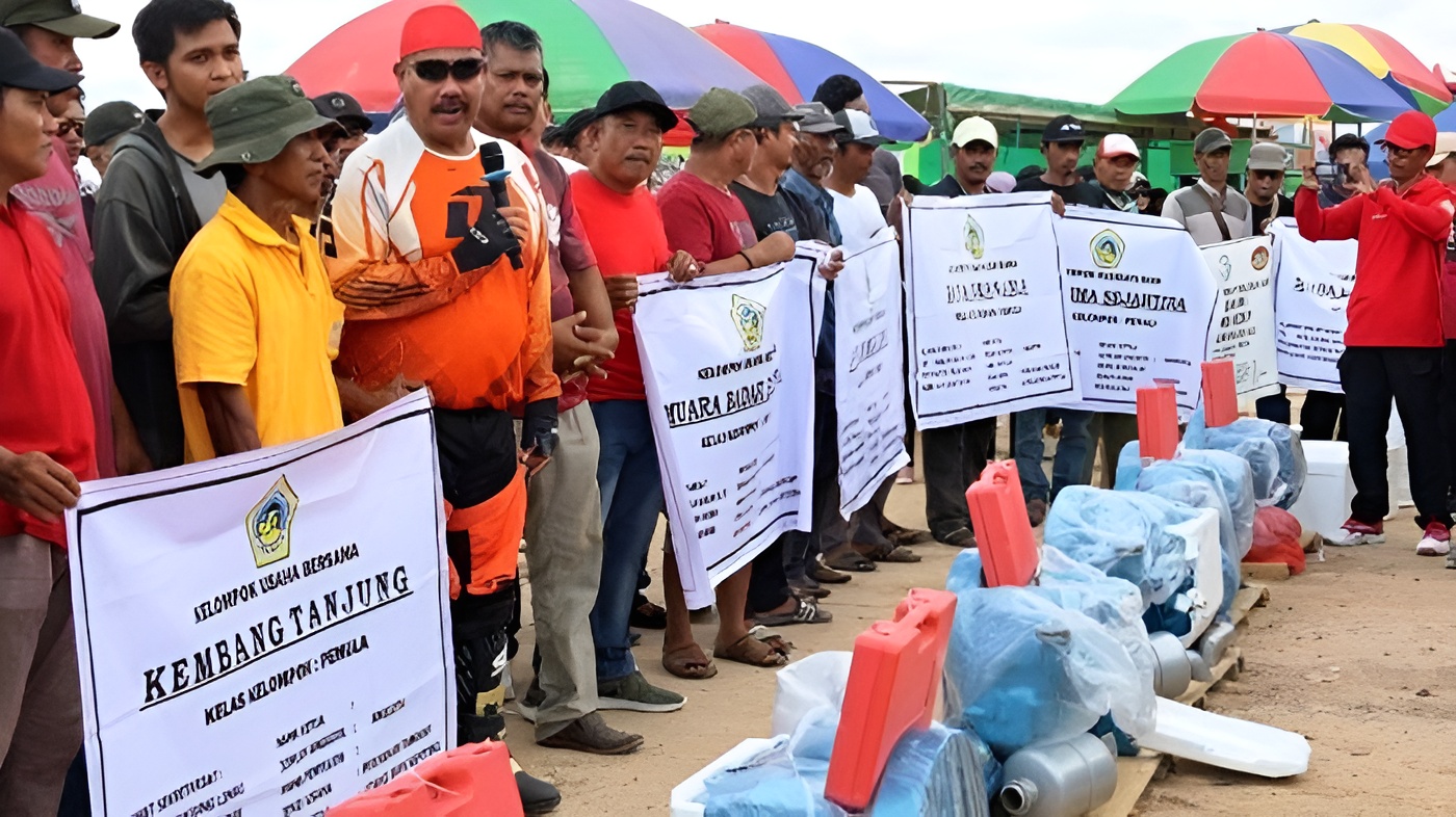 Foto: Nelayan dapat bantuan dari Program Kukar Idaman. (Istimewa)
