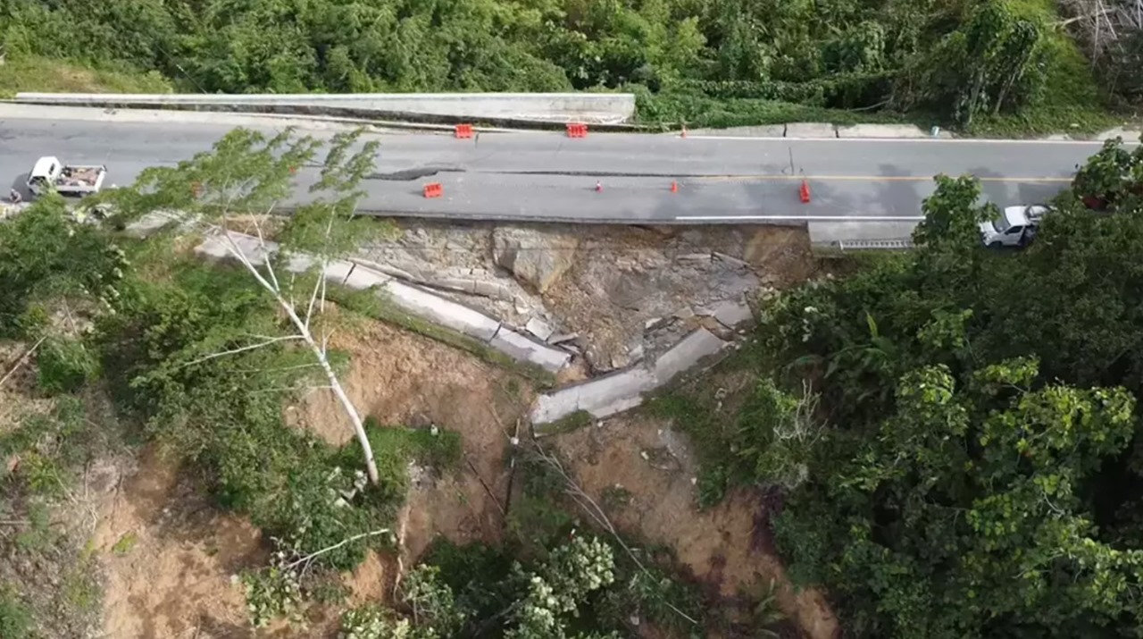 Foto: Kondisi jalan negara menuju ke IKN yang amblas sedalam 3 meter di Sungai Merdeka, Samboja.