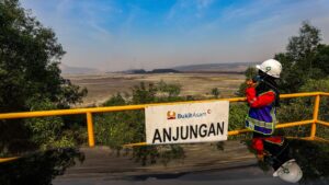 Foto: Pekerja meninjau tambang batu bara milik PT Bukit Asam Tbk (PTBA) di Tanjung Enim/Bisnis.