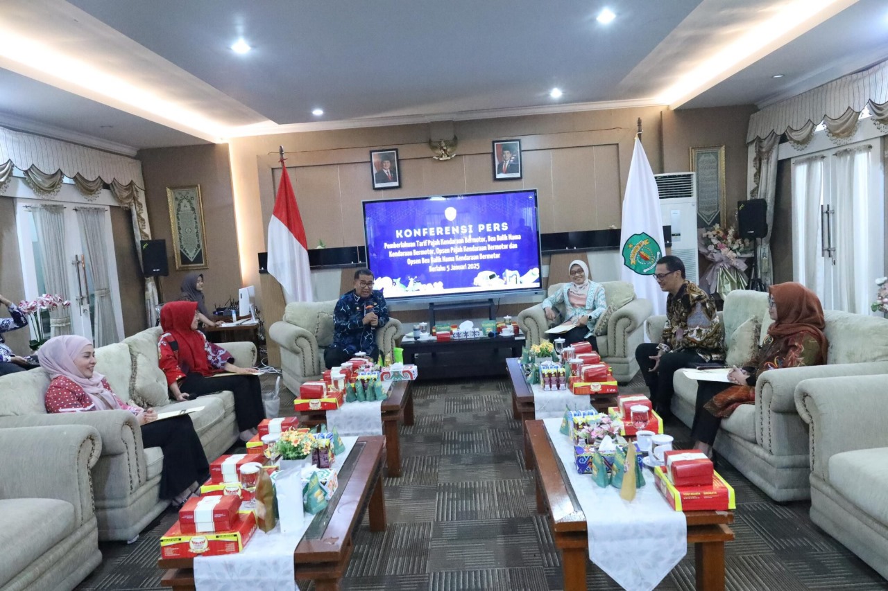 Foto: Pj Gubernur Kaltim, Akmal Malik umumkan penurunan tarif pajak PKB dan BBNKB di ruang VIP Rumjab Gubernur, di Samarinda.