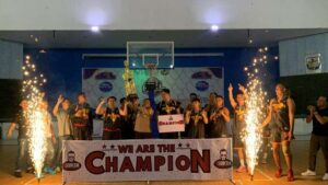 Foto: Tim Basket Bhayangkara Polda Kaltim berhasil keluar sebagai juara pertama dalam pertandingan final "Keluncum Corporate League".