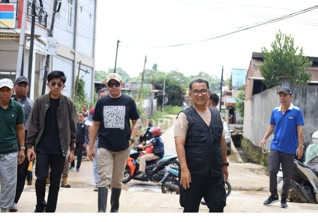 Foto: Walikota Samarinda Andi Harun, bersama Pj. Gubernur Kaltim Akmal Malik, meninjau kawasan Damanhuri.