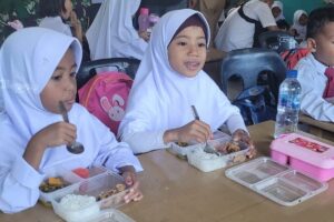 Foto: Sejumlah pelajar di Nunukan menikmati MBG yang menjadi Program Nasional gagasan Prabowo - Gibran.