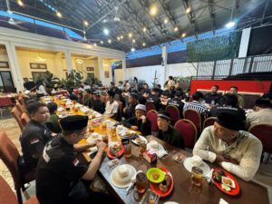 Foto: Buka bersama SMSI Kukar bersama anak-anak dan pengurus Panti Ar-Rayyan Tenggarong (Ist/SMSI Kukar)