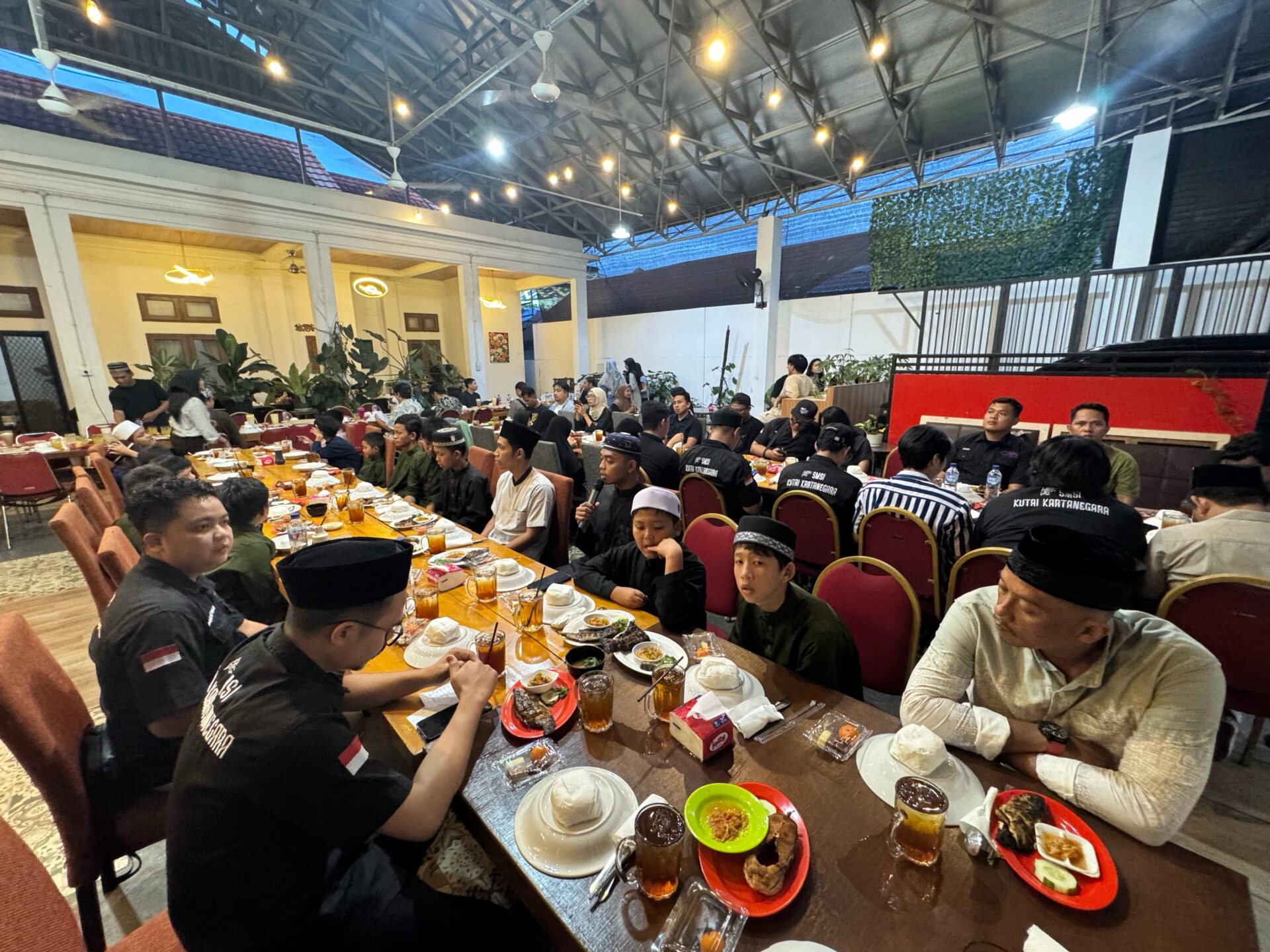 Foto: Buka bersama SMSI Kukar bersama anak-anak dan pengurus Panti Ar-Rayyan Tenggarong (Ist/SMSI Kukar)
